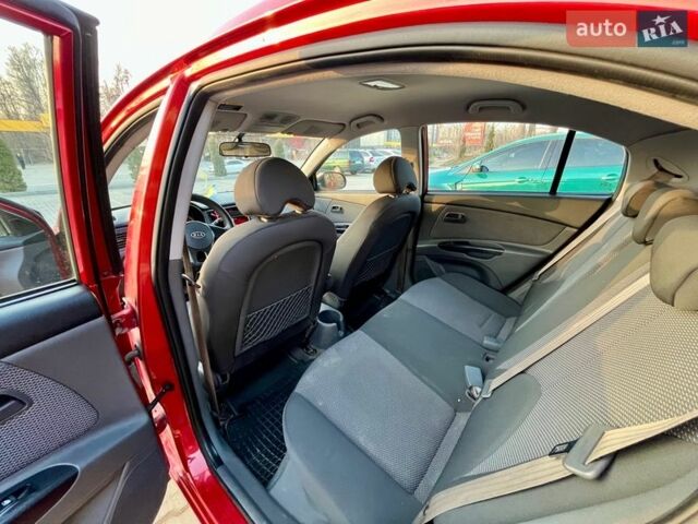 Красный Киа Рио, объемом двигателя 1.4 л и пробегом 173 тыс. км за 5500 $, фото 12 на Automoto.ua