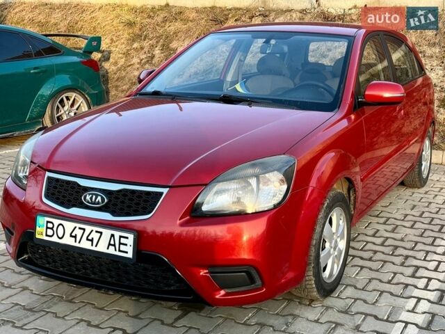 Красный Киа Рио, объемом двигателя 1.4 л и пробегом 173 тыс. км за 5500 $, фото 1 на Automoto.ua