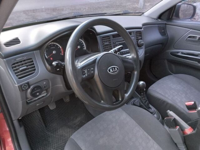 Красный Киа Рио, объемом двигателя 1.4 л и пробегом 159 тыс. км за 4500 $, фото 2 на Automoto.ua