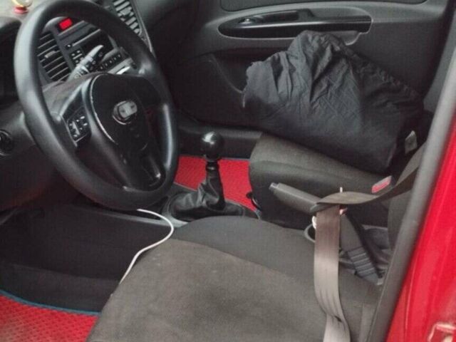 Красный Киа Рио, объемом двигателя 1.4 л и пробегом 275 тыс. км за 4655 $, фото 2 на Automoto.ua