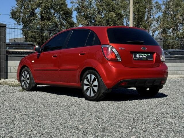 Красный Киа Рио, объемом двигателя 1.4 л и пробегом 211 тыс. км за 6000 $, фото 3 на Automoto.ua