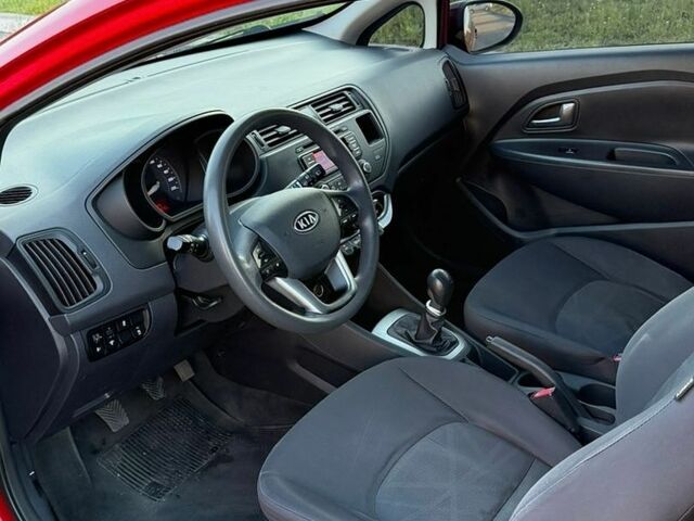 Красный Киа Рио, объемом двигателя 1.12 л и пробегом 260 тыс. км за 6500 $, фото 5 на Automoto.ua