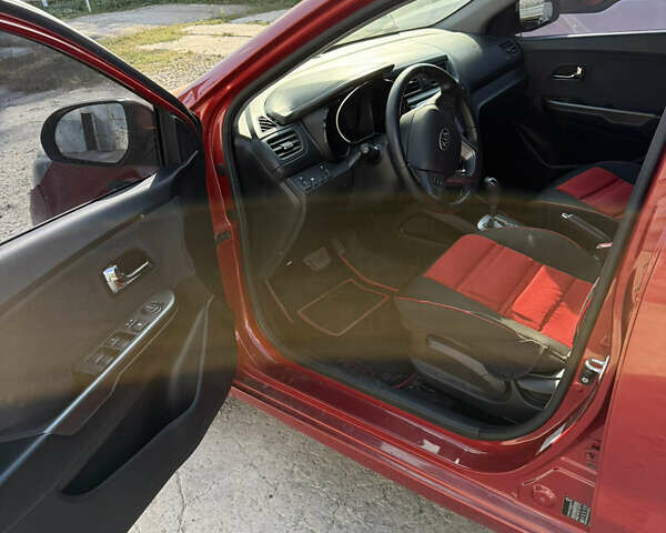 Красный Киа Рио, объемом двигателя 1.59 л и пробегом 48 тыс. км за 10000 $, фото 4 на Automoto.ua