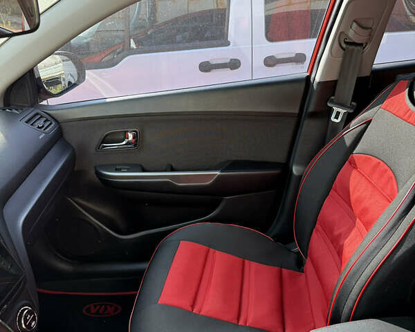 Красный Киа Рио, объемом двигателя 1.59 л и пробегом 48 тыс. км за 10000 $, фото 5 на Automoto.ua
