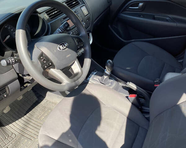 Червоний Кіа Ріо, об'ємом двигуна 1.12 л та пробігом 188 тис. км за 6400 $, фото 12 на Automoto.ua