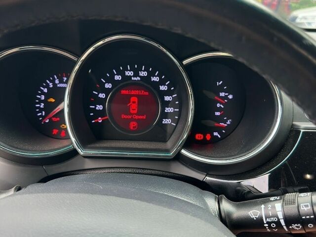 Червоний Кіа Ріо, об'ємом двигуна 1.4 л та пробігом 185 тис. км за 10000 $, фото 9 на Automoto.ua