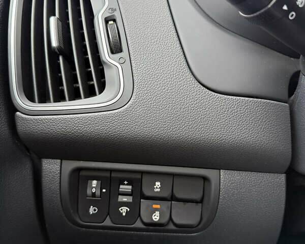 Червоний Кіа Ріо, об'ємом двигуна 1.4 л та пробігом 77 тис. км за 9900 $, фото 8 на Automoto.ua