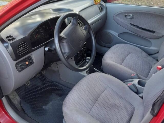 Червоний Кіа Ріо, об'ємом двигуна 1.3 л та пробігом 323 тис. км за 2200 $, фото 8 на Automoto.ua