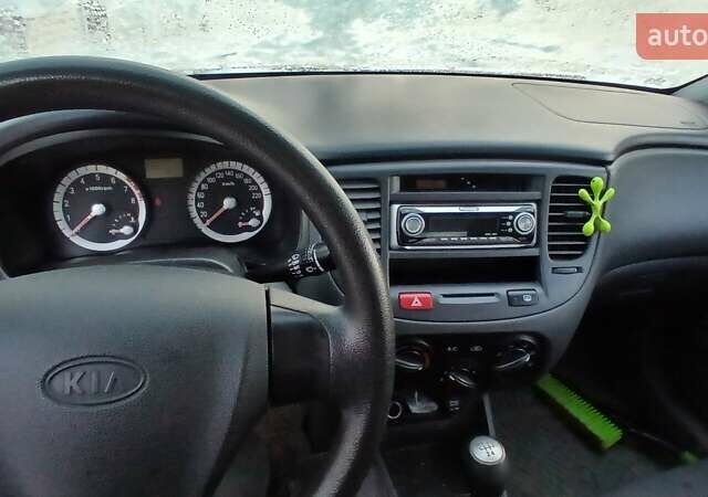 Красный Киа Рио, объемом двигателя 1.4 л и пробегом 143 тыс. км за 5000 $, фото 1 на Automoto.ua