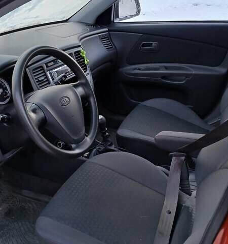 Красный Киа Рио, объемом двигателя 1.4 л и пробегом 143 тыс. км за 5000 $, фото 3 на Automoto.ua