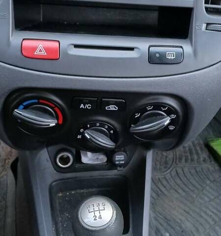 Красный Киа Рио, объемом двигателя 1.4 л и пробегом 143 тыс. км за 5000 $, фото 2 на Automoto.ua