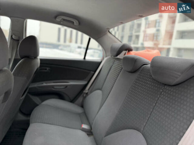 Красный Киа Рио, объемом двигателя 1.4 л и пробегом 244 тыс. км за 4950 $, фото 10 на Automoto.ua