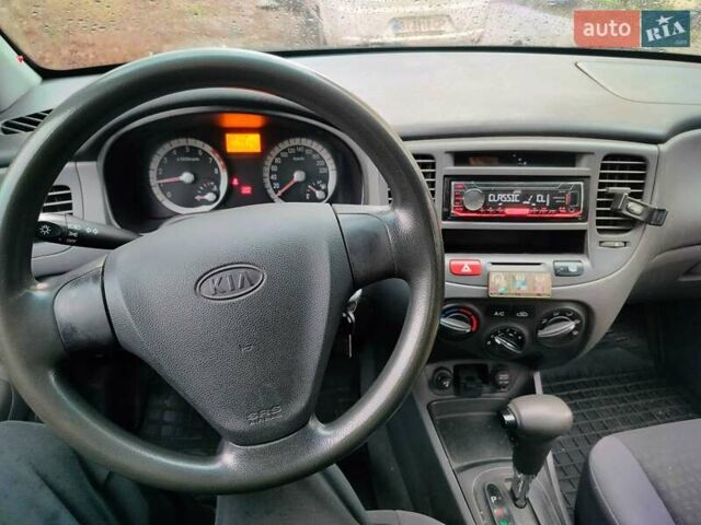 Красный Киа Рио, объемом двигателя 1.34 л и пробегом 243 тыс. км за 4500 $, фото 4 на Automoto.ua