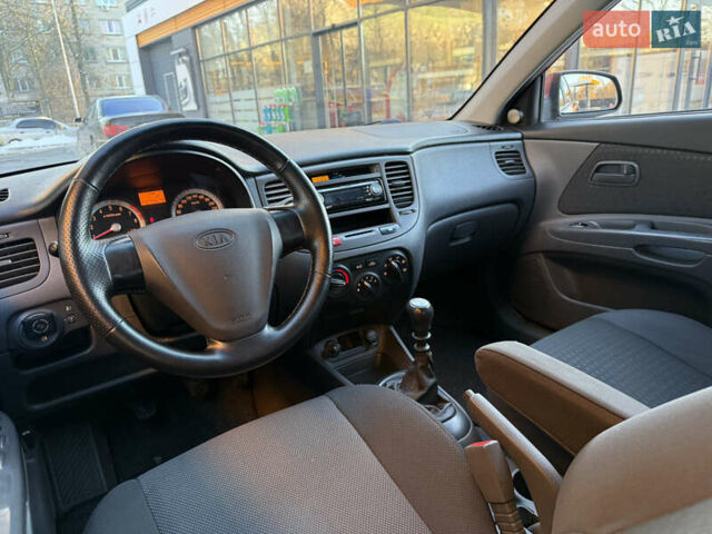 Красный Киа Рио, объемом двигателя 1.4 л и пробегом 272 тыс. км за 3999 $, фото 8 на Automoto.ua