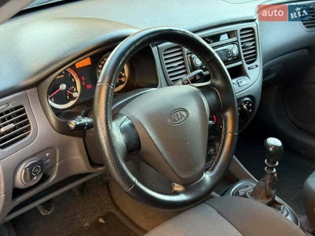 Красный Киа Рио, объемом двигателя 1.4 л и пробегом 272 тыс. км за 3999 $, фото 39 на Automoto.ua
