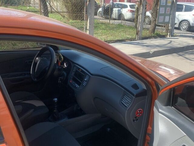 Красный Киа Рио, объемом двигателя 1.5 л и пробегом 377 тыс. км за 3500 $, фото 5 на Automoto.ua