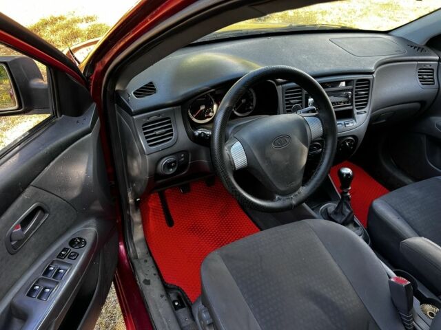 Красный Киа Рио, объемом двигателя 1.4 л и пробегом 255 тыс. км за 2806 $, фото 6 на Automoto.ua