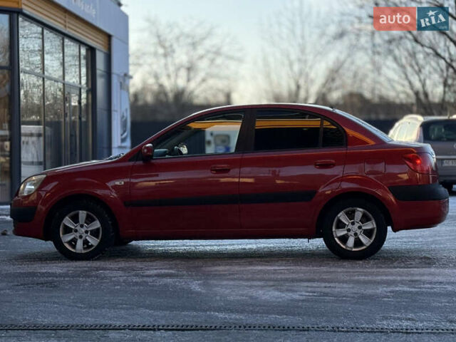 Красный Киа Рио, объемом двигателя 1.4 л и пробегом 272 тыс. км за 3999 $, фото 1 на Automoto.ua