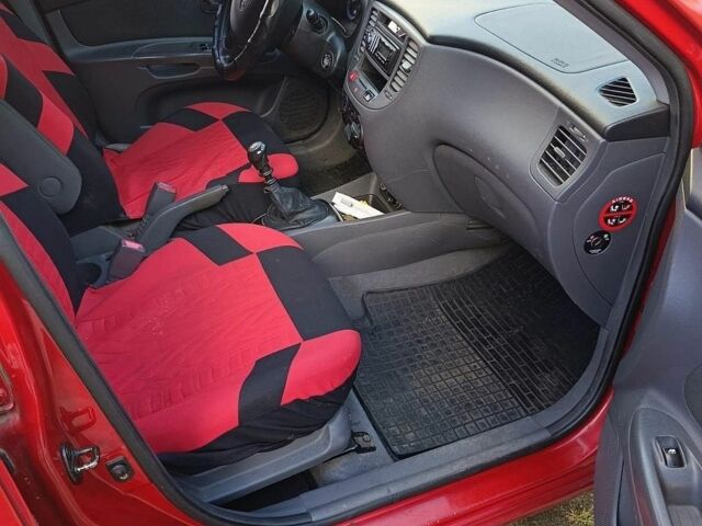 Красный Киа Рио, объемом двигателя 1.4 л и пробегом 97 тыс. км за 7000 $, фото 3 на Automoto.ua