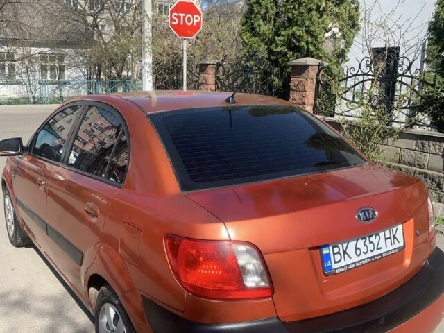 Красный Киа Рио, объемом двигателя 1.5 л и пробегом 377 тыс. км за 3500 $, фото 2 на Automoto.ua