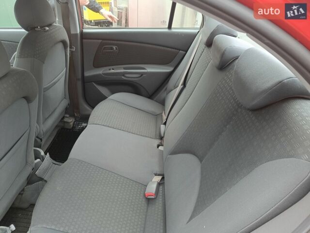 Красный Киа Рио, объемом двигателя 1.3 л и пробегом 230 тыс. км за 4500 $, фото 31 на Automoto.ua