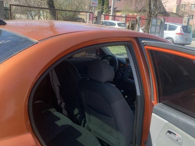 Красный Киа Рио, объемом двигателя 1.5 л и пробегом 377 тыс. км за 3500 $, фото 4 на Automoto.ua