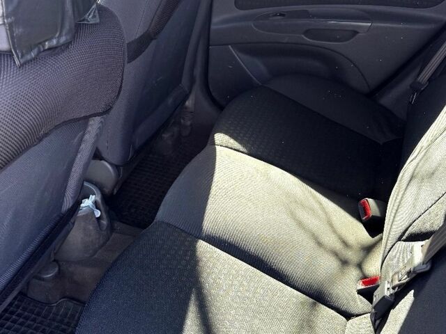 Червоний Кіа Ріо, об'ємом двигуна 1.4 л та пробігом 136 тис. км за 4200 $, фото 3 на Automoto.ua