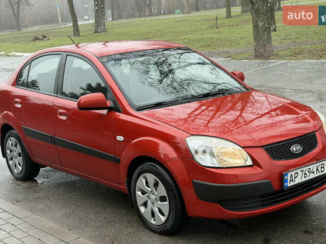 Червоний Кіа Ріо, об'ємом двигуна 1.4 л та пробігом 154 тис. км за 3600 $, фото 3 на Automoto.ua