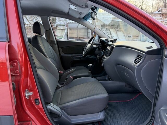 Червоний Кіа Ріо, об'ємом двигуна 1.4 л та пробігом 154 тис. км за 3950 $, фото 9 на Automoto.ua