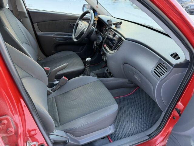 Червоний Кіа Ріо, об'ємом двигуна 1.4 л та пробігом 154 тис. км за 3950 $, фото 7 на Automoto.ua