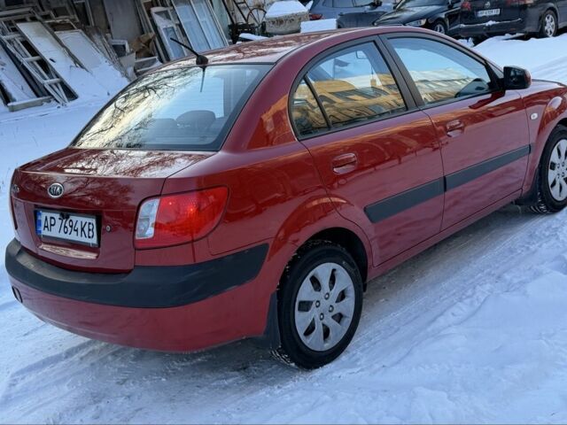 Червоний Кіа Ріо, об'ємом двигуна 1.4 л та пробігом 154 тис. км за 3950 $, фото 4 на Automoto.ua