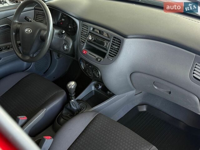 Красный Киа Рио, объемом двигателя 1.4 л и пробегом 190 тыс. км за 4490 $, фото 12 на Automoto.ua