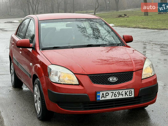 Червоний Кіа Ріо, об'ємом двигуна 1.4 л та пробігом 154 тис. км за 3600 $, фото 2 на Automoto.ua
