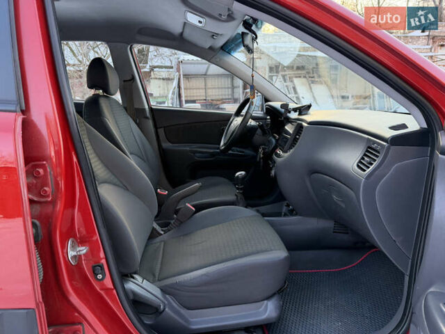 Червоний Кіа Ріо, об'ємом двигуна 1.4 л та пробігом 154 тис. км за 4200 $, фото 9 на Automoto.ua