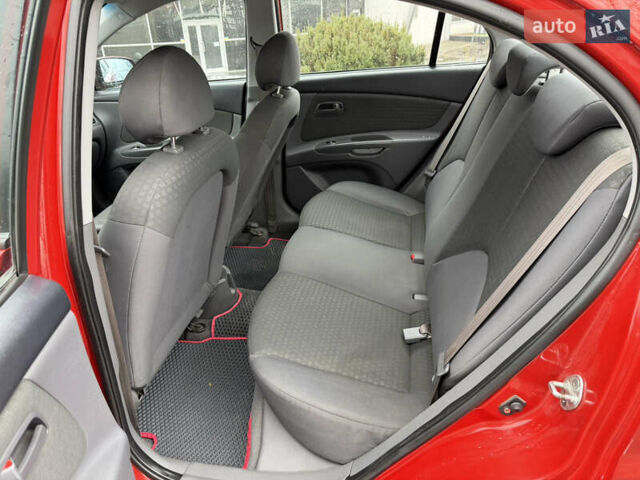 Червоний Кіа Ріо, об'ємом двигуна 1.4 л та пробігом 154 тис. км за 3600 $, фото 9 на Automoto.ua