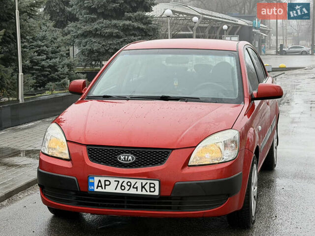 Червоний Кіа Ріо, об'ємом двигуна 1.4 л та пробігом 154 тис. км за 3600 $, фото 1 на Automoto.ua
