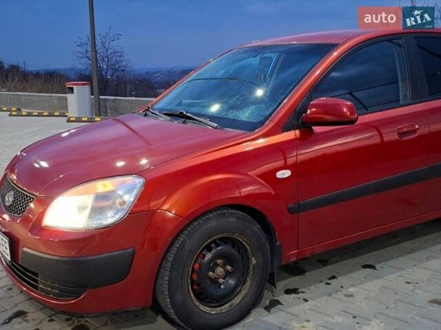 Красный Киа Рио, объемом двигателя 1.4 л и пробегом 185 тыс. км за 5000 $, фото 1 на Automoto.ua