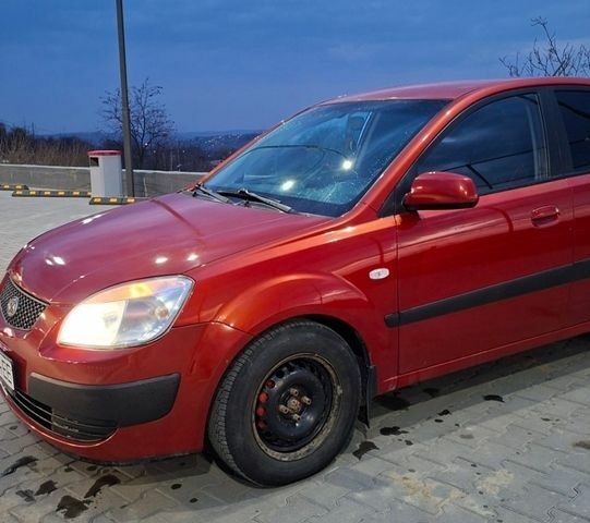 Красный Киа Рио, объемом двигателя 1.4 л и пробегом 185 тыс. км за 4500 $, фото 1 на Automoto.ua