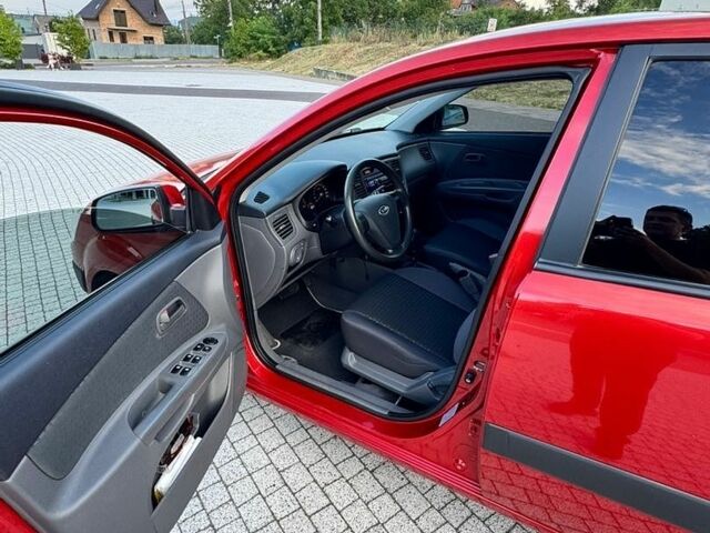 Червоний Кіа Ріо, об'ємом двигуна 1.4 л та пробігом 69 тис. км за 6400 $, фото 4 на Automoto.ua