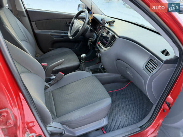 Червоний Кіа Ріо, об'ємом двигуна 1.4 л та пробігом 154 тис. км за 4200 $, фото 7 на Automoto.ua