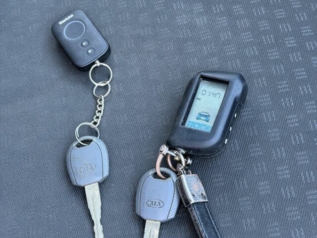 Червоний Кіа Ріо, об'ємом двигуна 1.4 л та пробігом 154 тис. км за 3950 $, фото 12 на Automoto.ua