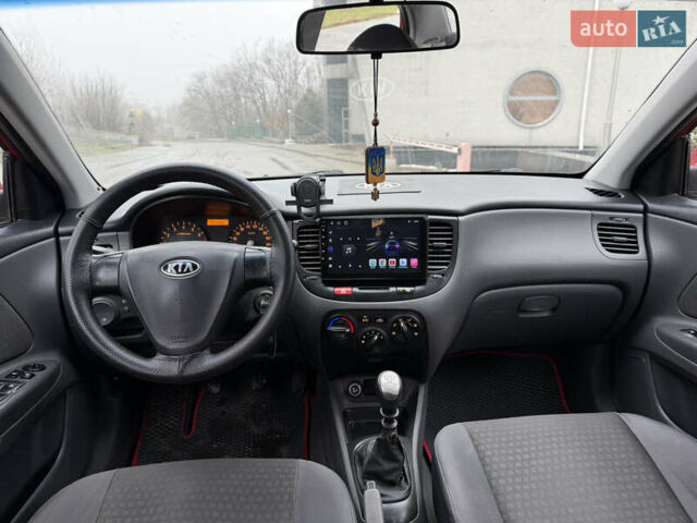 Червоний Кіа Ріо, об'ємом двигуна 1.4 л та пробігом 154 тис. км за 3600 $, фото 12 на Automoto.ua