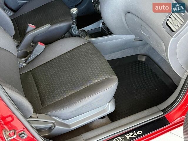 Красный Киа Рио, объемом двигателя 1.4 л и пробегом 190 тыс. км за 4800 $, фото 6 на Automoto.ua
