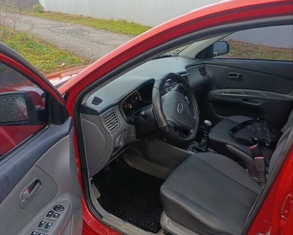 Червоний Кіа Ріо, об'ємом двигуна 1.49 л та пробігом 260 тис. км за 3950 $, фото 8 на Automoto.ua