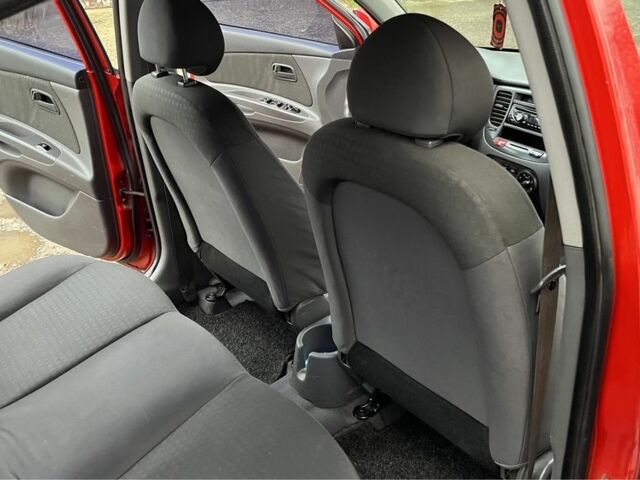 Красный Киа Рио, объемом двигателя 1.5 л и пробегом 198 тыс. км за 3999 $, фото 22 на Automoto.ua