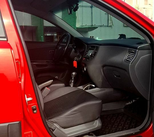 Красный Киа Рио, объемом двигателя 1.4 л и пробегом 171 тыс. км за 5000 $, фото 10 на Automoto.ua