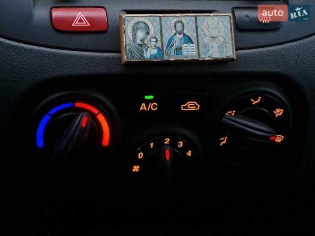 Красный Киа Рио, объемом двигателя 1.4 л и пробегом 100 тыс. км за 6990 $, фото 49 на Automoto.ua