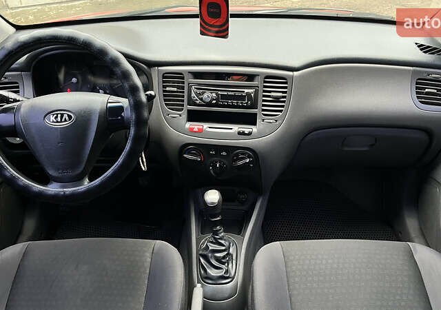 Красный Киа Рио, объемом двигателя 1.49 л и пробегом 198 тыс. км за 3999 $, фото 2 на Automoto.ua