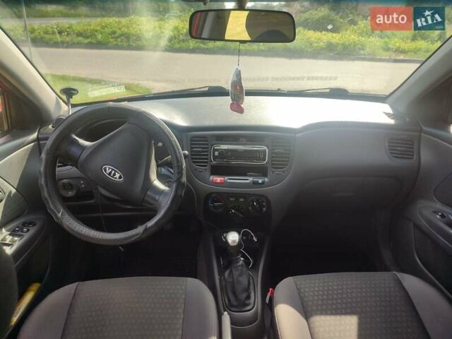 Червоний Кіа Ріо, об'ємом двигуна 1.4 л та пробігом 182 тис. км за 4500 $, фото 12 на Automoto.ua