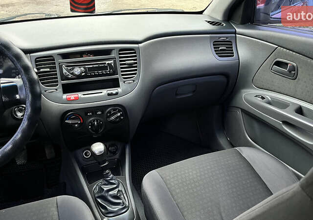 Красный Киа Рио, объемом двигателя 1.49 л и пробегом 198 тыс. км за 3999 $, фото 9 на Automoto.ua